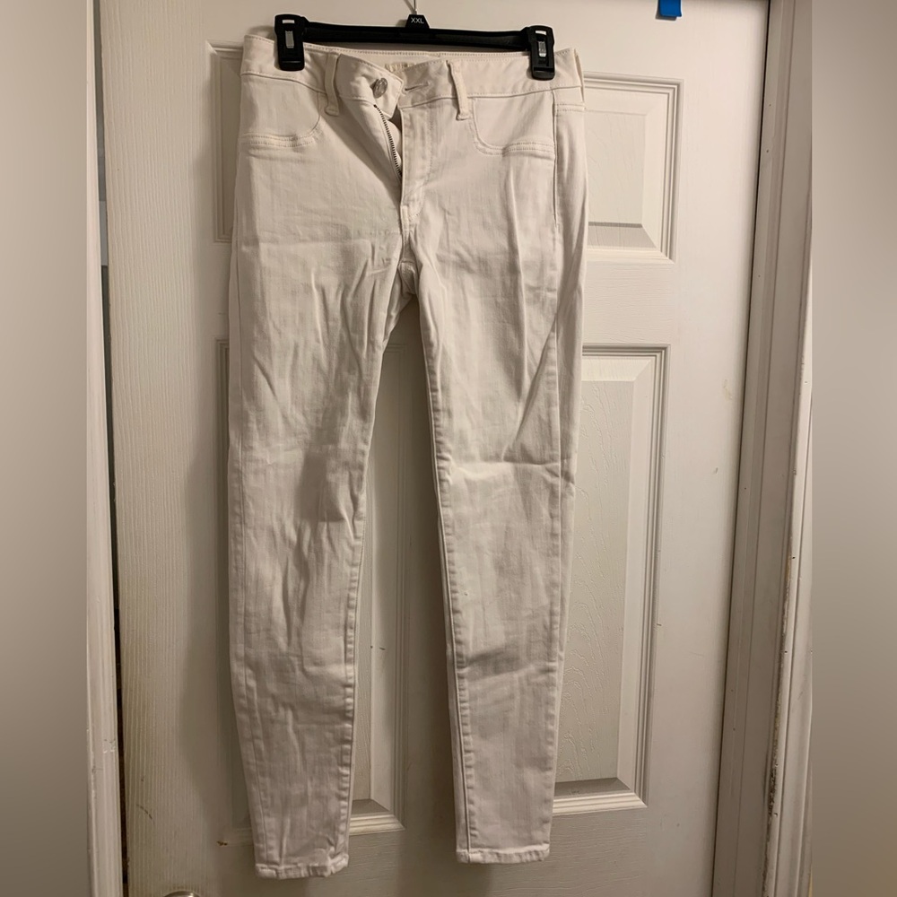 American eagle size 6 white skinny jeans.